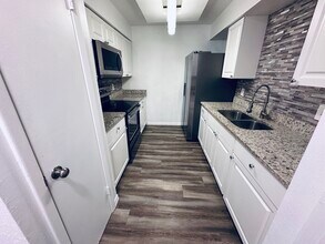 2115 Continental Blvd in Orlando, FL - Foto de edificio - Building Photo