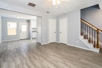 207 N Poplar St, Unit B in Tomball, TX - Building Photo - Building Photo