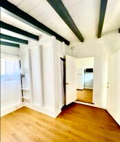 6089 1/4 Cashio St, Unit Duplex 1 quarter in Los Angeles, CA - Building Photo
