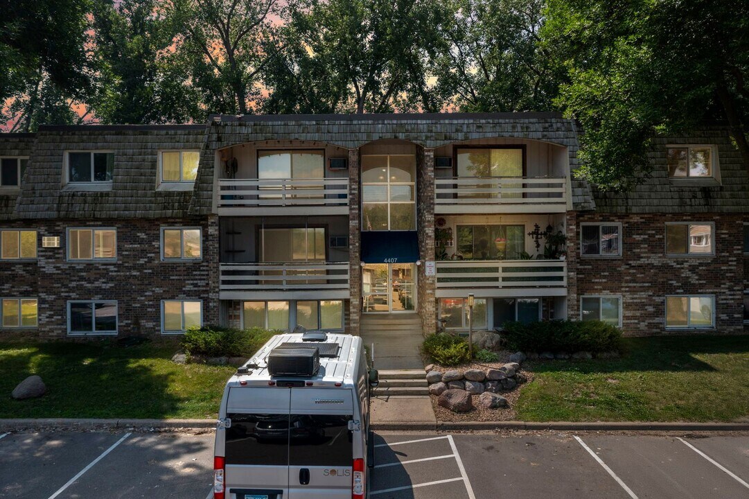 4407 Wilshire Blvd in Mound, MN - Foto de edificio