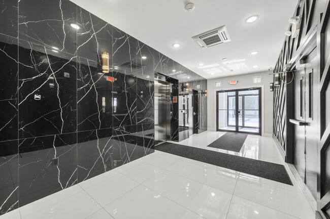 51 E Main St, Unit 306 in Bergenfield, NJ - Foto de edificio - Building Photo