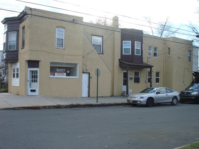 42 Rhodes Ave in Collingdale, PA - Foto de edificio - Building Photo