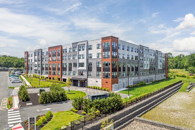 Woodland Square at Montvale in Park Ridge, NJ - Foto de edificio - Building Photo