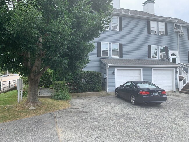 33 Van Zandt Ave in Newport, RI - Building Photo - Building Photo