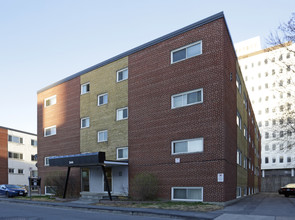 Dundas Apartments in Ottawa, ON - Building Photo - Building Photo