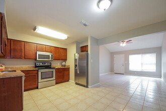 692 Floral Dr in Kissimmee, FL - Building Photo - Building Photo