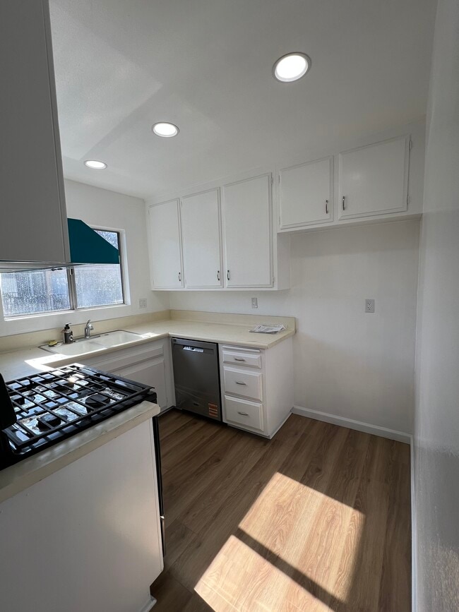 2626 W Aurora St, Unit 4 in Santa Ana, CA - Building Photo - Building Photo