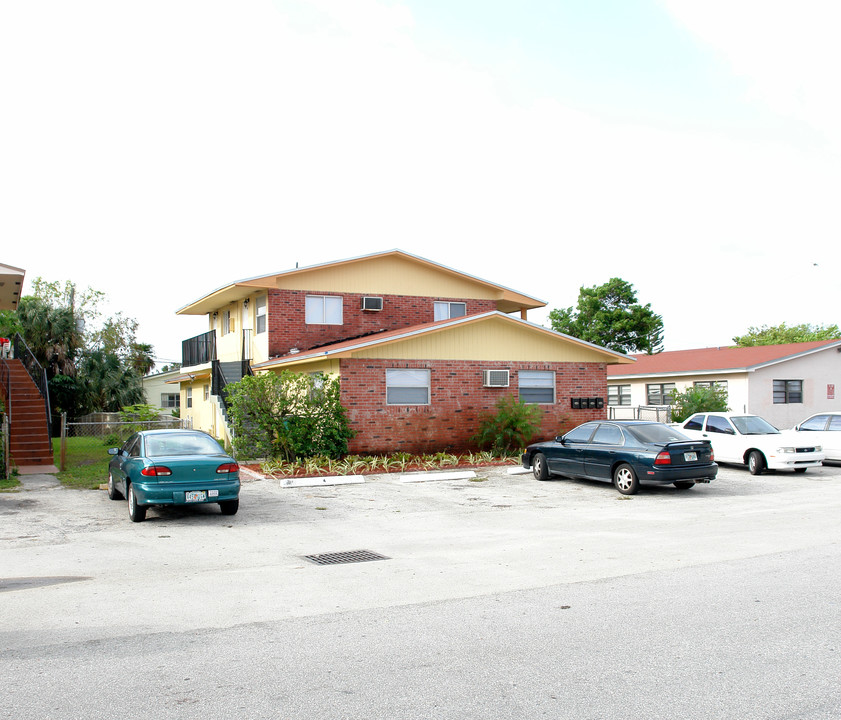 7360 37th St in Hollywood, FL - Building Photo