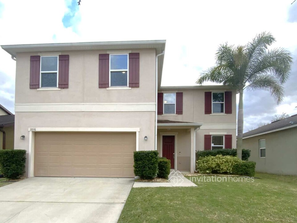 1016 Hermosa Way in Kissimmee, FL - Foto de edificio