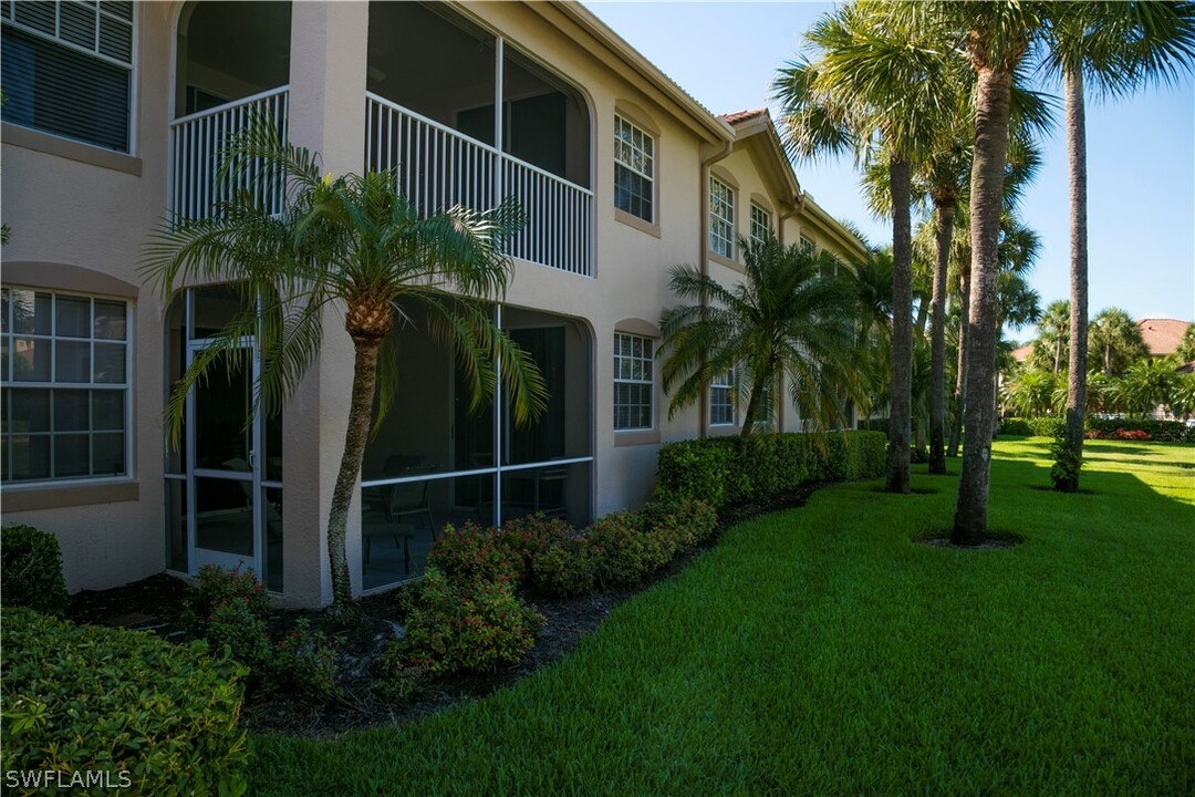 526 Laguna Royale Blvd in Naples, FL - Foto de edificio