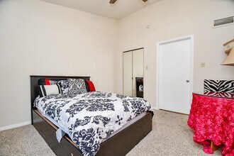 8055 Cambridge St in Houston, TX - Building Photo - Building Photo