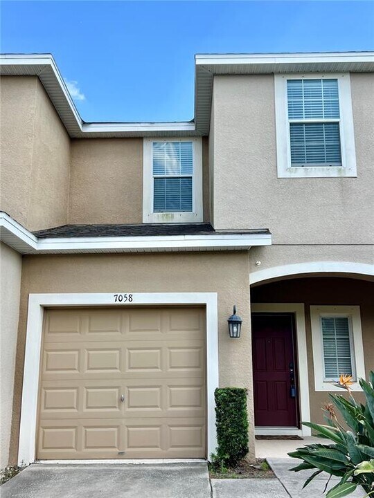 7058 Towne Lake Rd in Riverview, FL - Building Photo