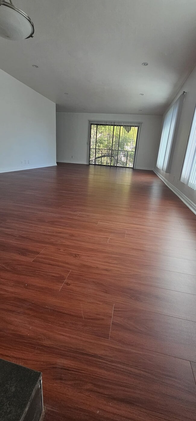 1105 S Barrington Ave, Unit 8 in Los Angeles, CA - Foto de edificio - Building Photo