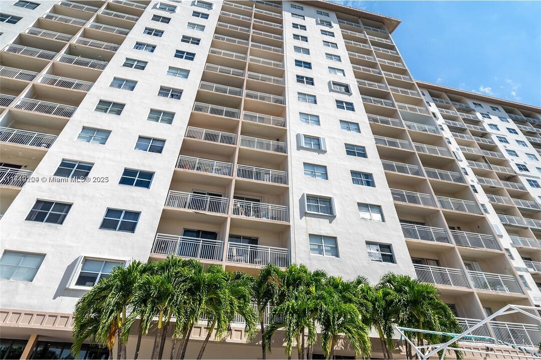 400 Kings Point Dr, Unit 210 in Sunny Isles Beach, FL - Foto de edificio