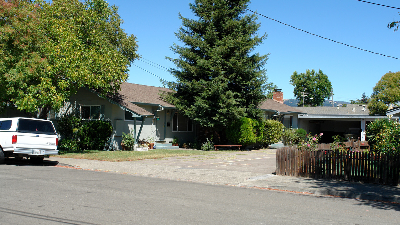 1536 Camden Ct in Santa Rosa, CA - Building Photo