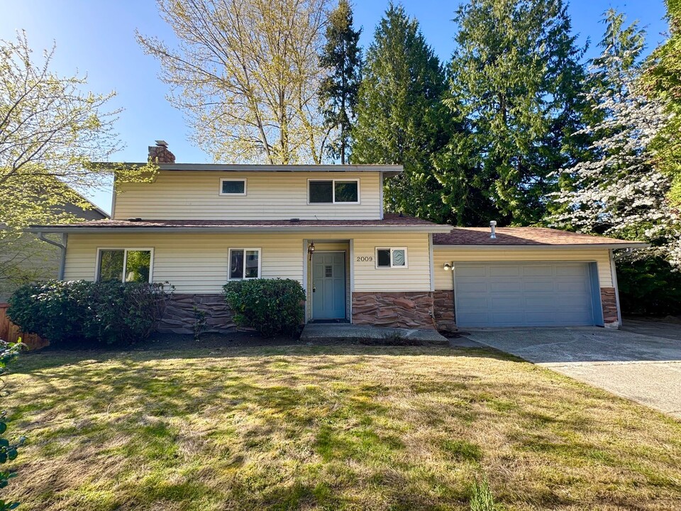 2009 165th Pl SE in Bellevue, WA - Foto de edificio