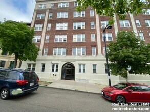 1691 Commonwealth Ave, Unit 22 in Boston, MA - Foto de edificio - Building Photo