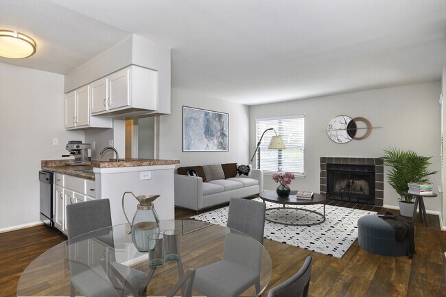 Southpoint Reserve at Stoney Creek in Fredericksburg, VA - Foto de edificio - Building Photo