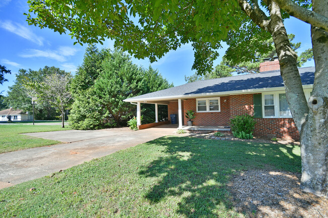 3011 Manchester Cir in Anderson, SC - Building Photo - Building Photo