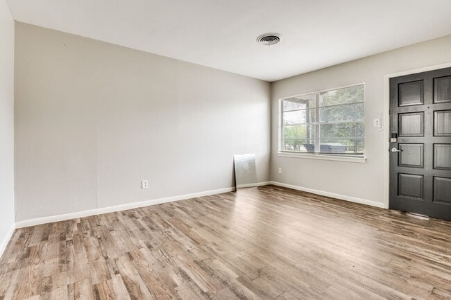 404 Darlene Ln in Arlington, TX - Building Photo - Building Photo