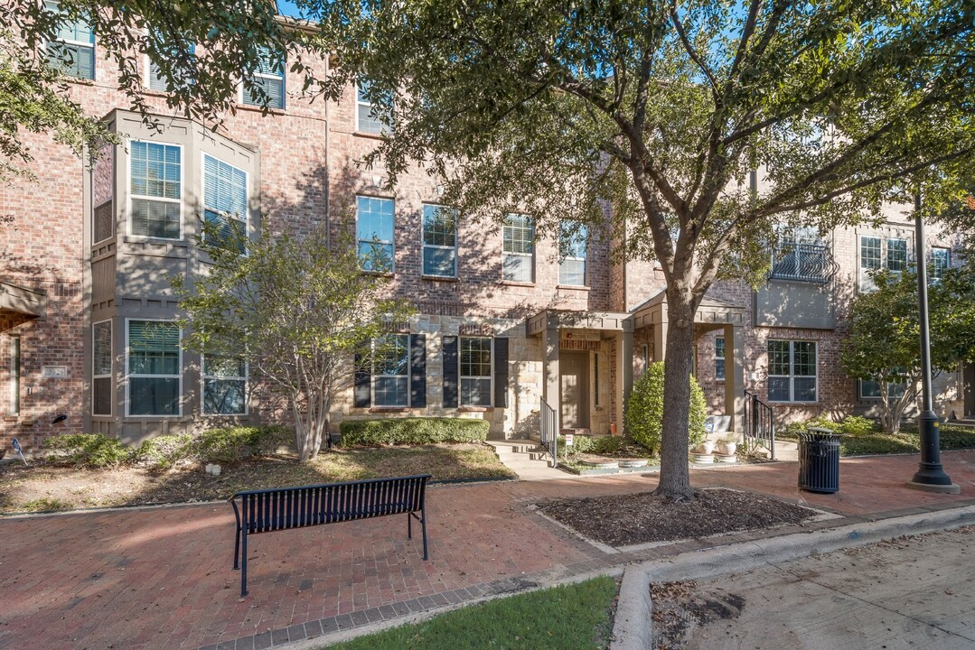 3931 Asbury Ln in Addison, TX - Foto de edificio