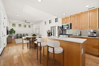 2410 Sharon Ln in Austin, TX - Building Photo - Building Photo