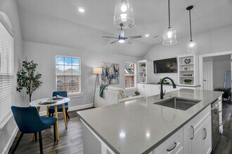 1201 Apache Lake Dr, Unit Apartment Above Garage in Carrollton, TX - Foto de edificio - Building Photo