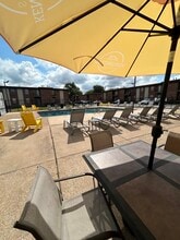 Kensington Square Apartments in Florissant, MO - Foto de edificio - Building Photo