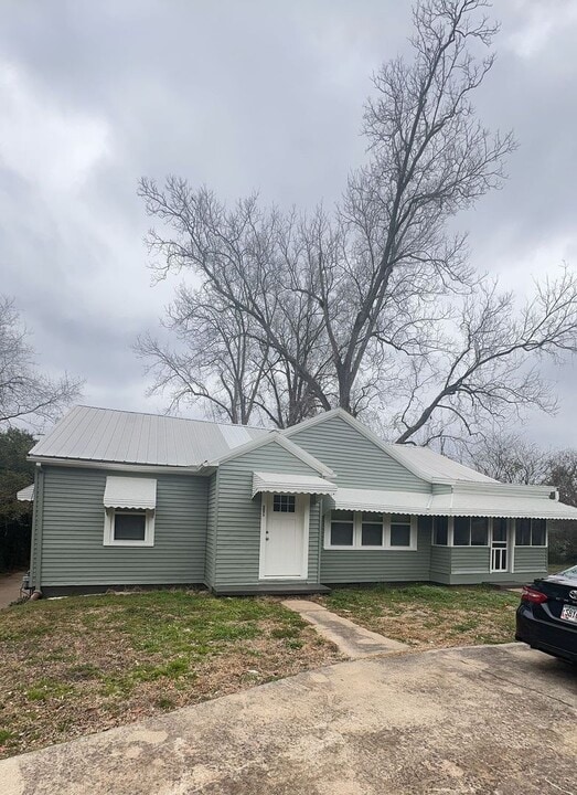 505 E 5th St in West Point, GA - Building Photo