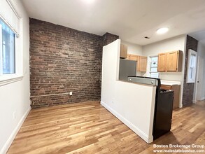 733 Parker St, Unit 2 in Boston, MA - Building Photo - Building Photo