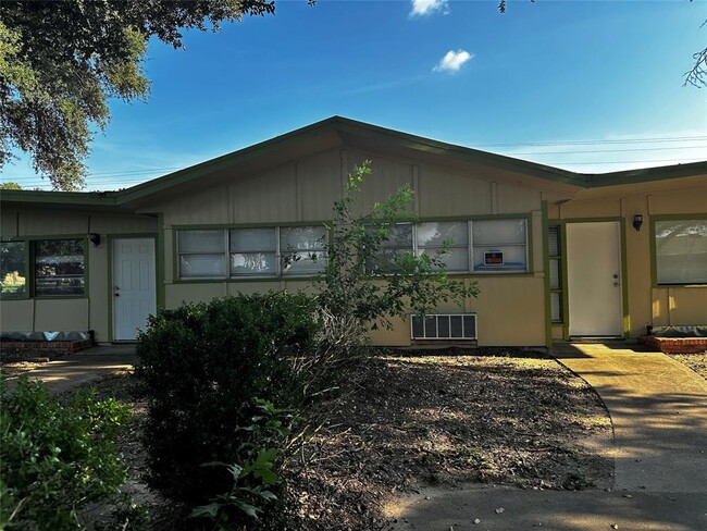 205 Dooley St in Prairie View, TX - Building Photo - Building Photo