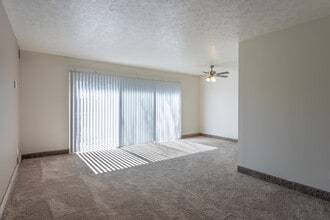 Shadow Creek Of North Royalton in North Royalton, OH - Foto de edificio - Interior Photo