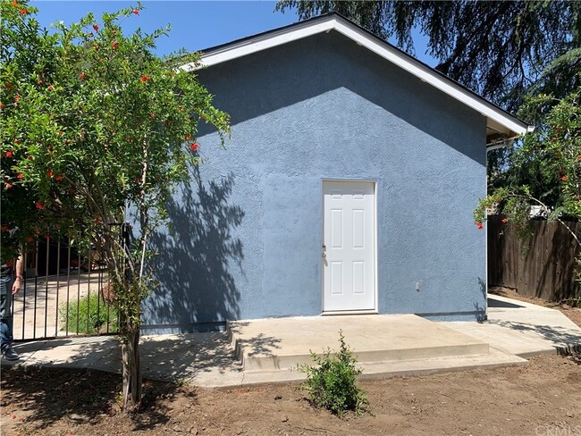 5820 Calvin Ave in Tarzana, CA - Foto de edificio - Building Photo