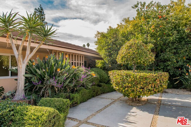 13104 Magnolia Blvd in Los Angeles, CA - Building Photo - Building Photo