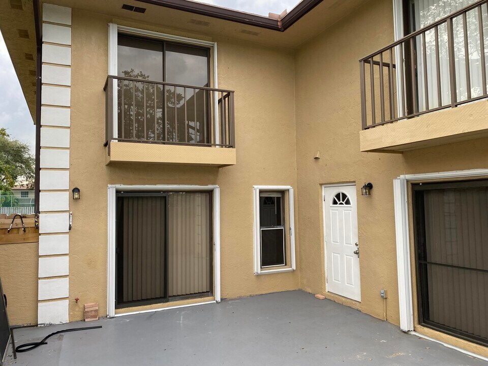 1482 N Lawnwood Cir-Unit -32a in Fort Pierce, FL - Building Photo