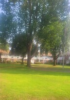 5 A Hemlock Dr in Bay Shore, NY - Building Photo