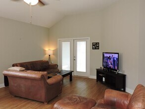 5643 Vendome Ct in Milton, FL - Building Photo - Building Photo