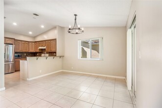 9329 NW 53rd Ct in Sunrise, FL - Foto de edificio - Building Photo