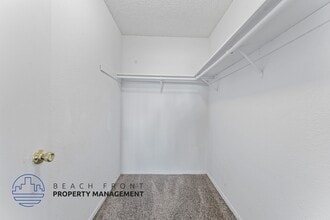 9842 Hamilton Ave. in Huntington Beach, CA - Foto de edificio - Building Photo