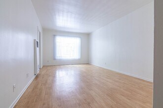 729 Gayley Ave, Unit Apt 102 in Los Angeles, CA - Building Photo - Building Photo