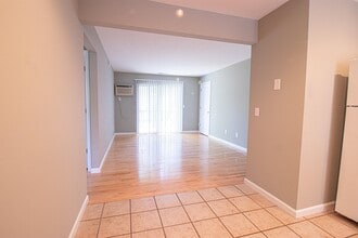 835 Grand Ave NE, Unit a in Grand Rapids, MI - Foto de edificio - Building Photo