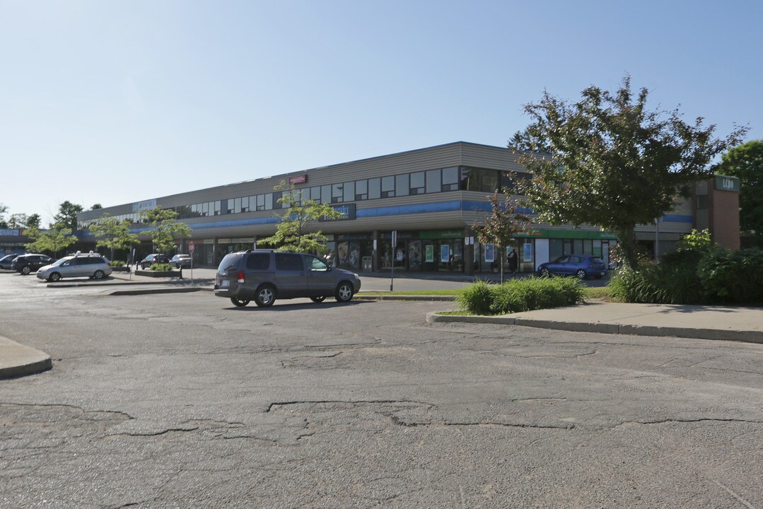 Lake Vista Flats in Oshawa, ON - Building Photo