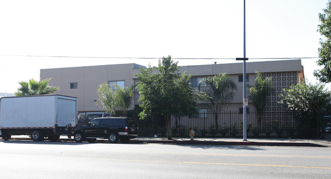 Villa Saticoy in Van Nuys, CA - Foto de edificio - Building Photo