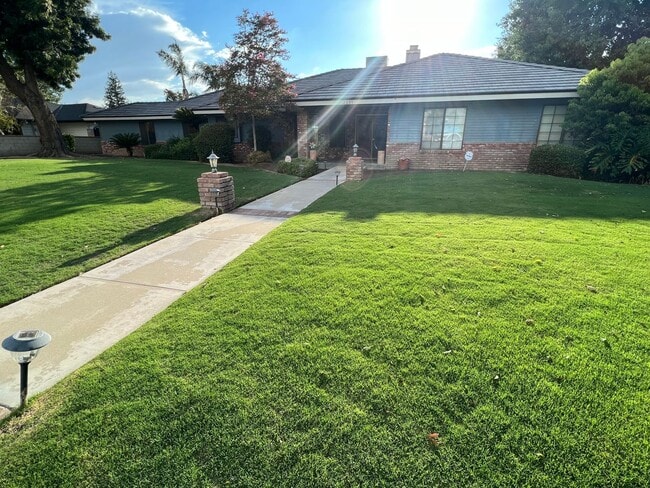 2201 Renfro Rd in Bakersfield, CA - Building Photo - Building Photo