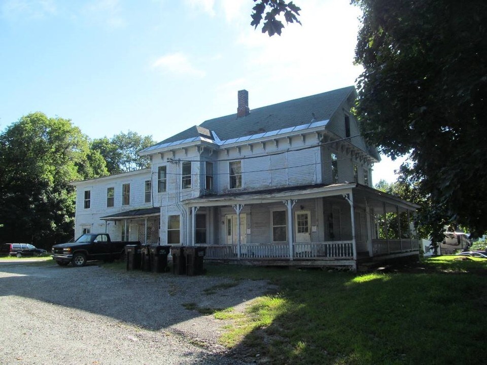 99 Chestnut St in Claremont, NH - Building Photo