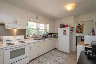 2214 H St in Iowa City, IA - Building Photo - Building Photo