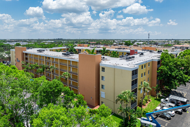 The Towers Condominiums in Ft. Myers, FL - Building Photo - Building Photo