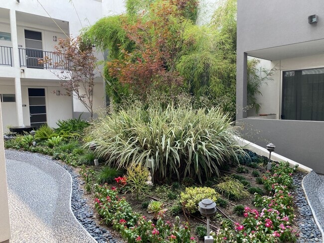 11929 Courtleigh Dr, Unit 205 in Los Angeles, CA - Building Photo - Building Photo