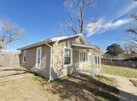 1316 E 8th Ave in Hutchinson, KS - Building Photo