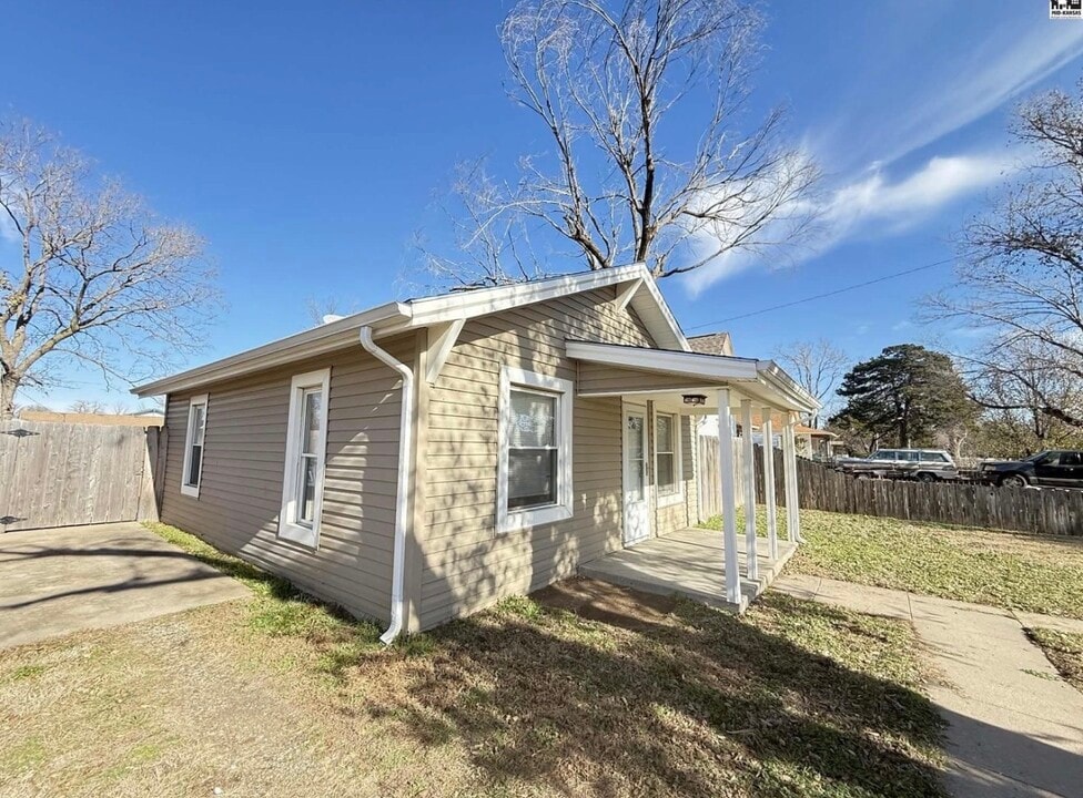 1316 E 8th Ave in Hutchinson, KS - Building Photo